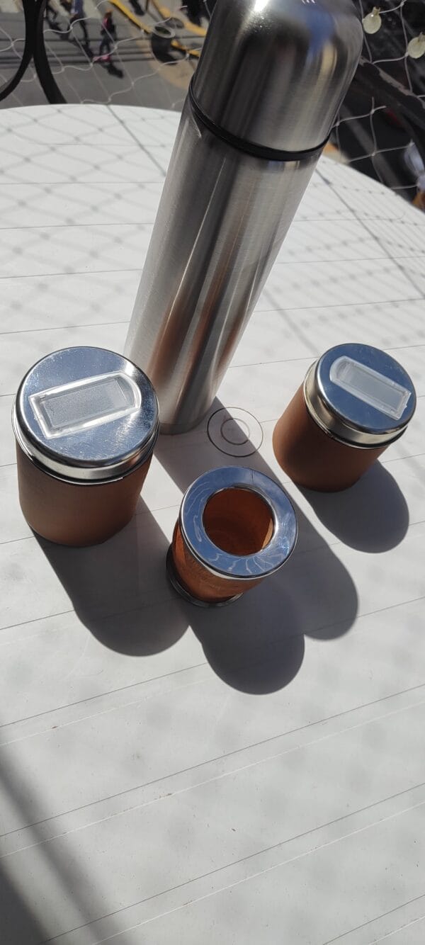 set matero mate algarorobo y borde acero inox premium, color marron clarito , termo acero inoxidable, azucarera y yerbera y porta set