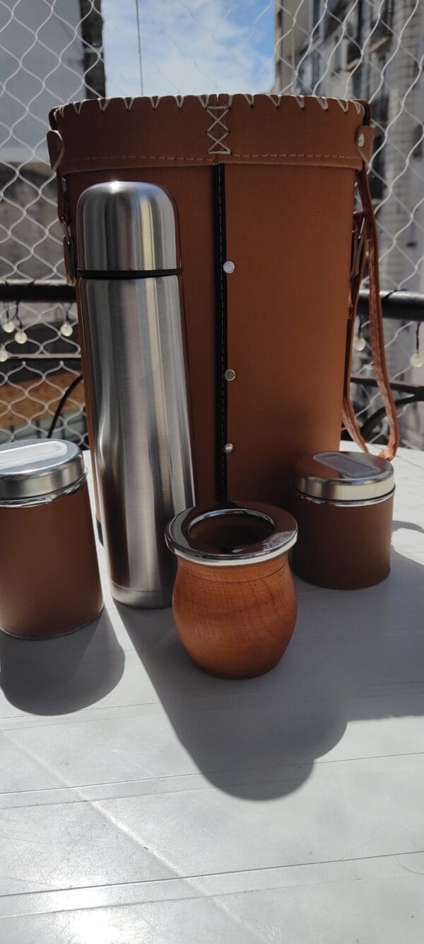 set matero mate algarorobo y borde acero inox premium, color marron clarito , termo acero inoxidable, azucarera y yerbera y porta set