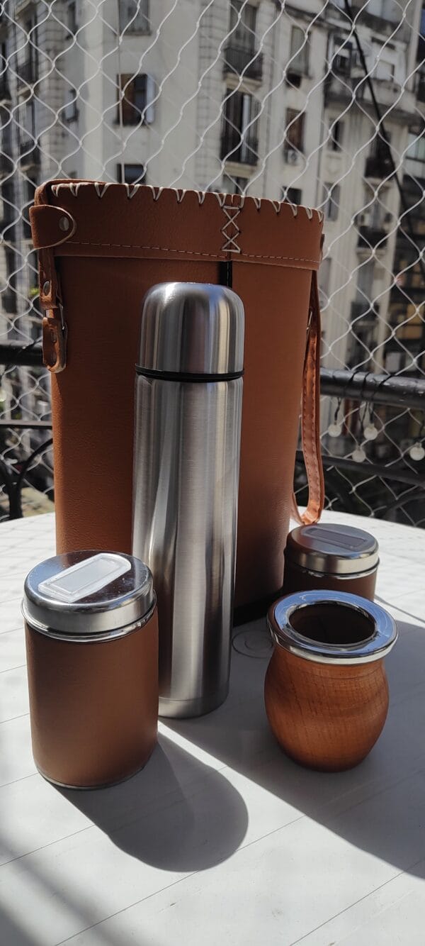 set matero mate algarorobo y borde acero inox premium, color marron clarito , termo acero inoxidable, azucarera y yerbera y porta set
