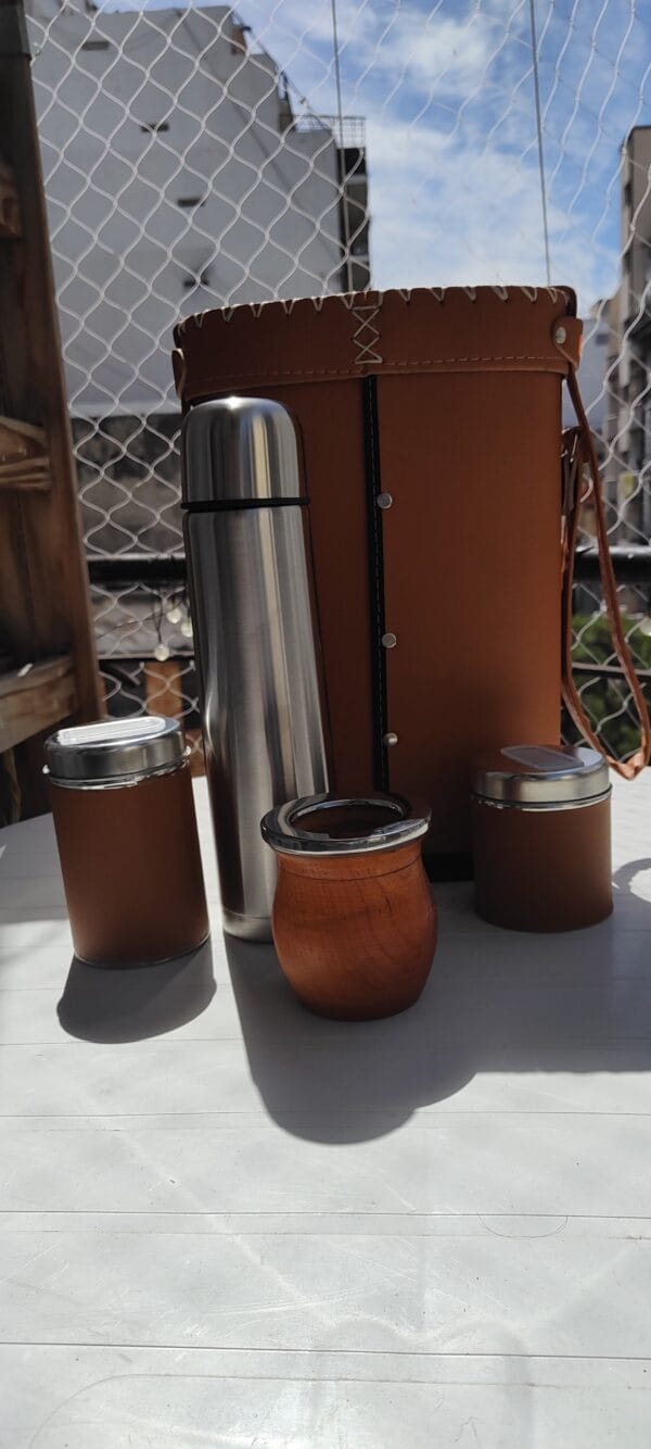 set matero mate algarorobo y borde acero inox premium, color marron clarito , termo acero inoxidable, azucarera y yerbera y porta set