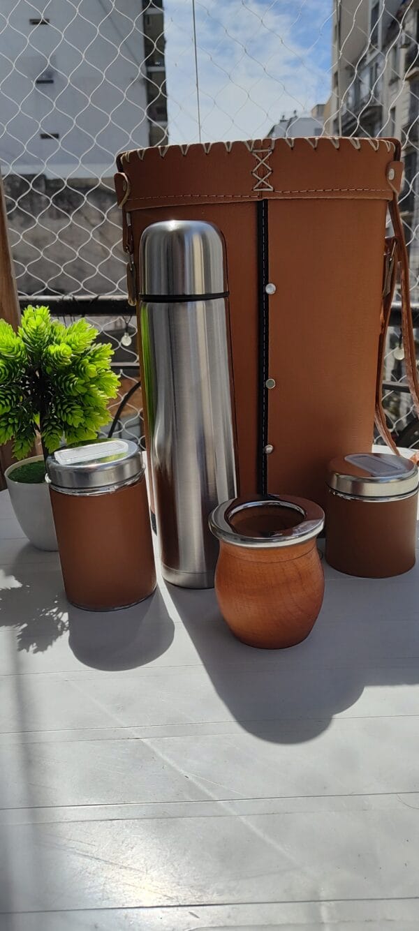 set matero mate algarorobo y borde acero inox premium, color marron clarito , termo acero inoxidable, azucarera y yerbera y porta set