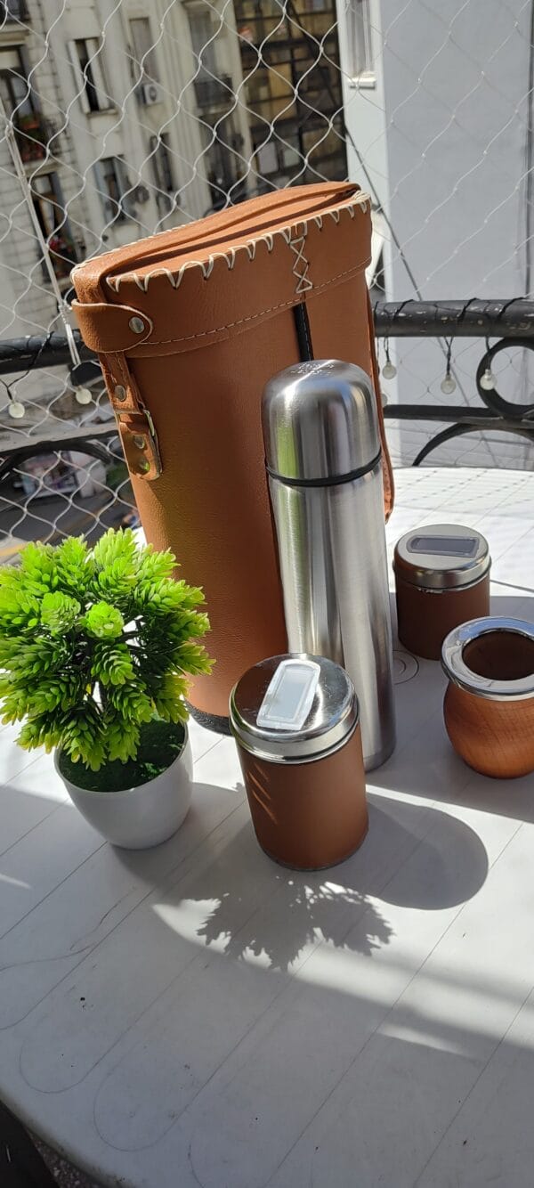 set matero mate algarorobo y borde acero inox premium, color marron clarito , termo acero inoxidable, azucarera y yerbera y porta set